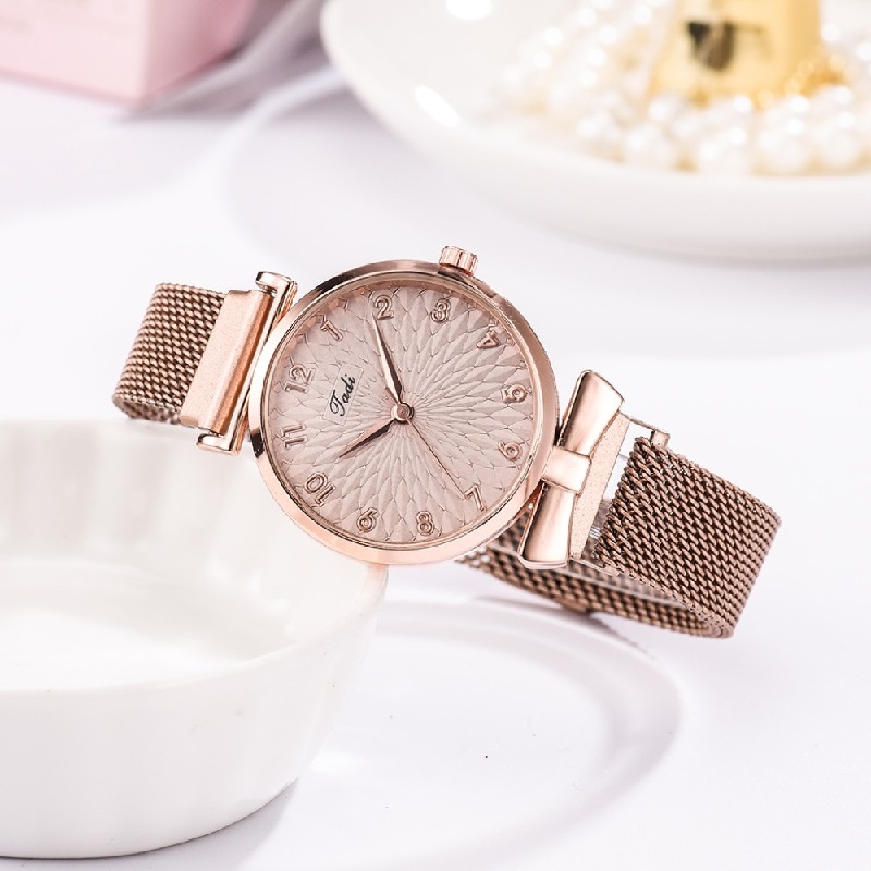 Luxury Fashion Quartz Clock Magnet Wrist Watch